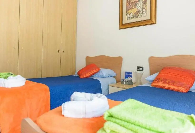 Pokój Standard Czteroosobowy Wspólna Łazienka, B&b Agli Ulivi