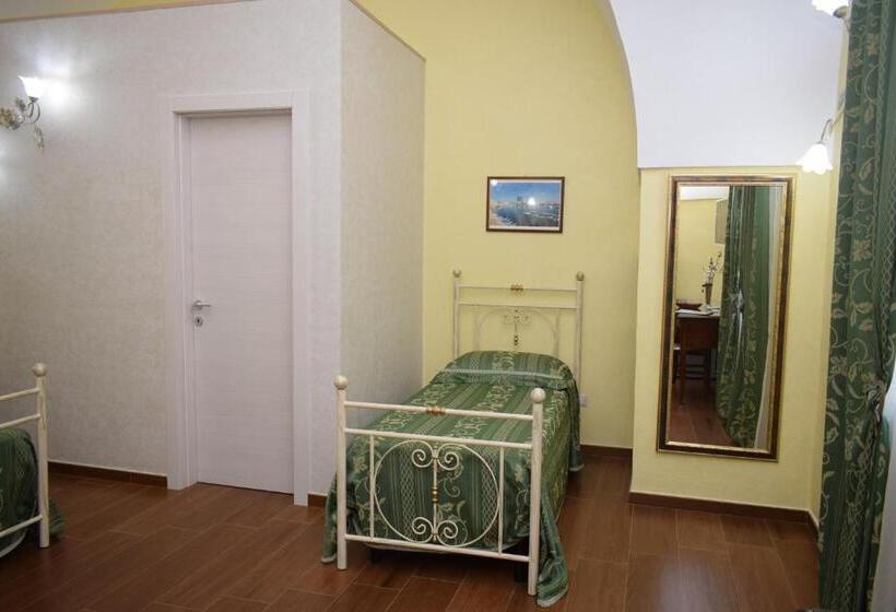 חדר סופריור לשלושה, B&b Vico Napoli Salento