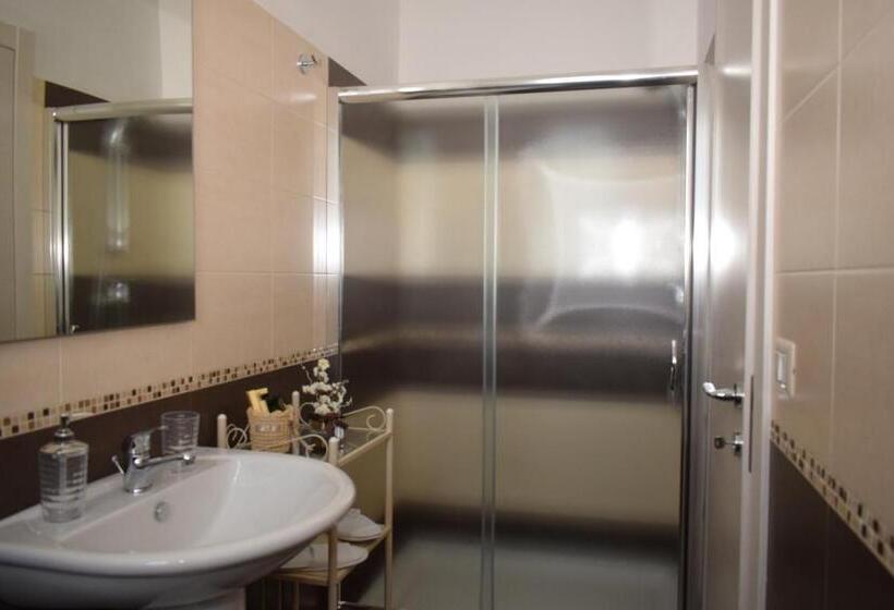 غرفة قياسية ثلاثية مزودة بشرفة, B&b Vico Napoli Salento