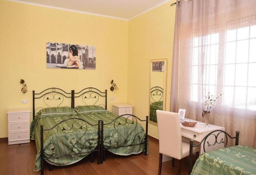 غرفة قياسية ثلاثية مزودة بشرفة, B&b Vico Napoli Salento