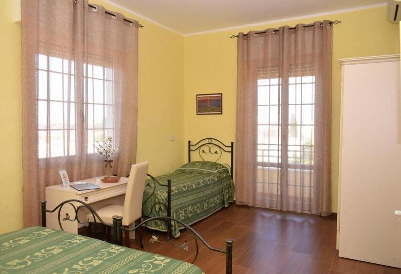 غرفة قياسية ثلاثية مزودة بشرفة, B&b Vico Napoli Salento