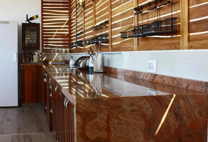 اتاق لوکس با چشم‌انداز دریا, Bella Vista Sun Club