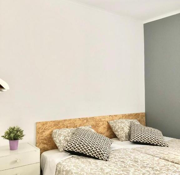 اتاق استاندارد, Now Bastidor Jovial