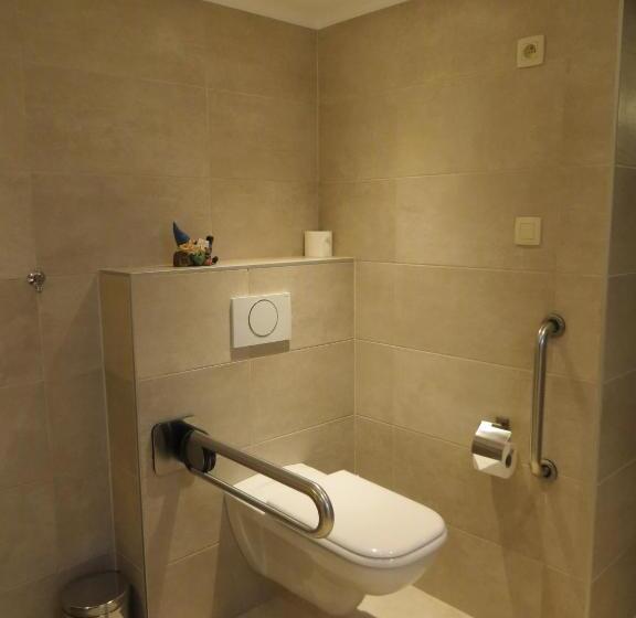 适合残疾人士使用的带超级大床的标准间, B&b  T Hannonshof