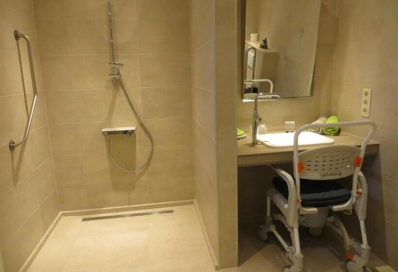 适合残疾人士使用的带超级大床的标准间, B&b  T Hannonshof