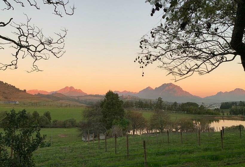 اتاق لوکس, Wildlife Retreat On A Wine Farm