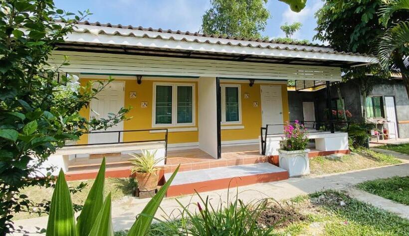 اتاق استاندارد با چشم‌انداز باغ, Panutsaya Homestay