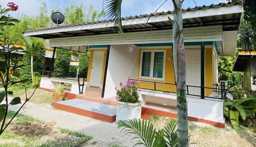 Номер Стандарт Вид на Сад, Panutsaya Homestay
