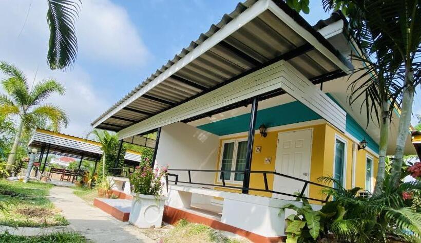 اتاق استاندارد با چشم‌انداز باغ, Panutsaya Homestay