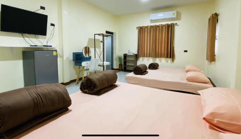 キングサイズベッドのスタンダードルーム, Panutsaya Homestay