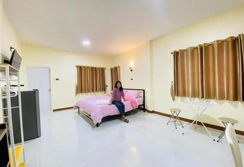 キングサイズベッドのスタンダードルーム, Panutsaya Homestay