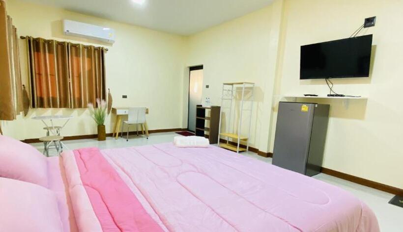 キングサイズベッドのスタンダードルーム, Panutsaya Homestay