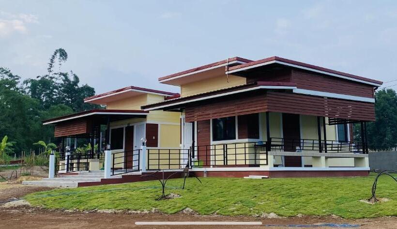 キングサイズベッドのスタンダードルーム, Panutsaya Homestay