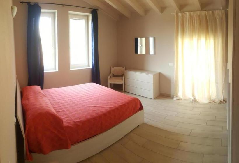 דירת חדר, Mimosa Apartments