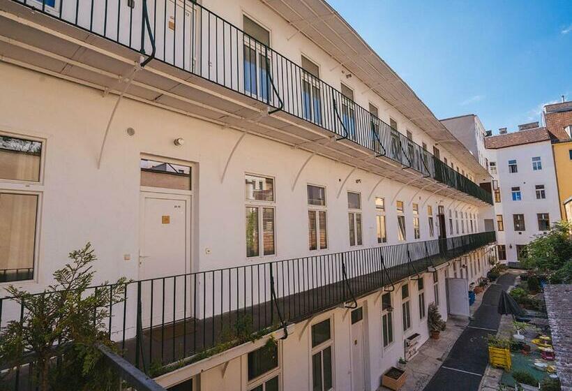 استودیوی استاندارد, Metro Apartments Vienna