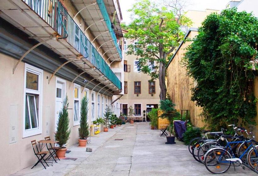 اتاق خانوادگی با چشم‌انداز باغ, Metro Apartments Vienna