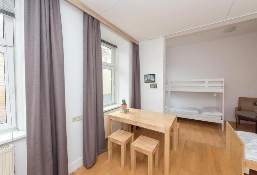 اتاق خانوادگی با چشم‌انداز باغ, Metro Apartments Vienna