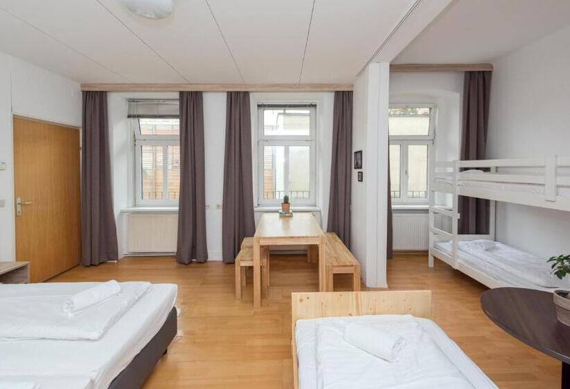 اتاق خانوادگی با چشم‌انداز باغ, Metro Apartments Vienna