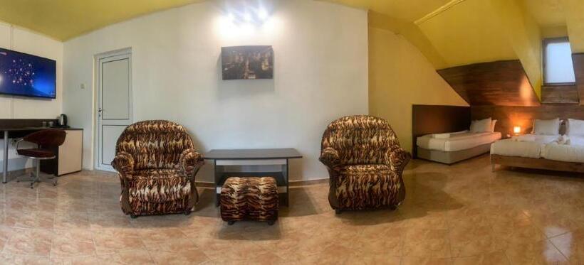 اتاق استاندارد سه نفره, Roger S