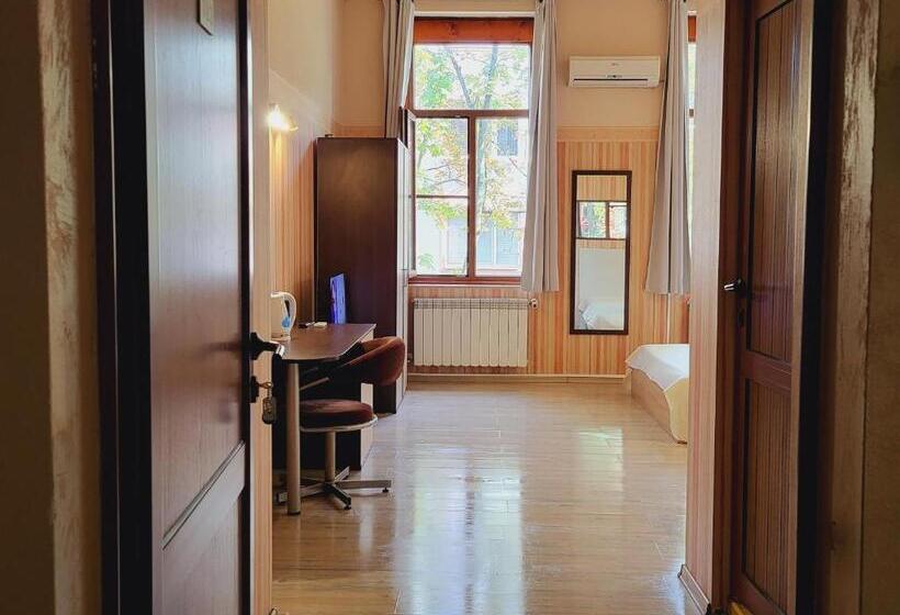 اتاق استاندارد سه نفره, Roger S