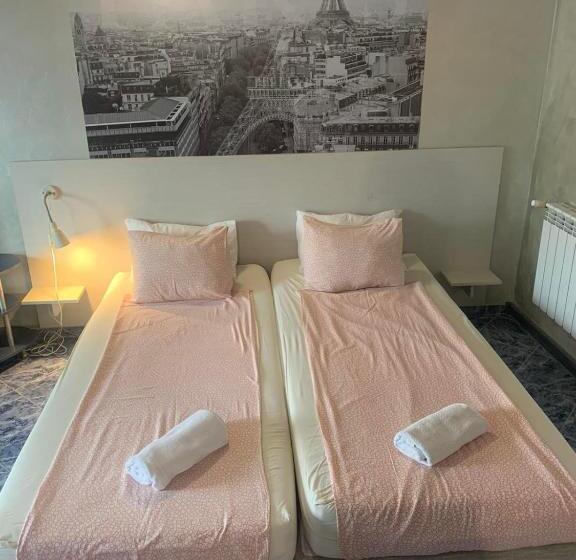 اتاق استاندارد چهار تخته, Roger S