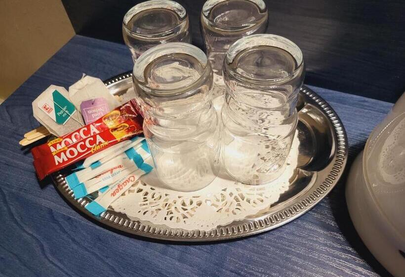 اتاق استاندارد چهار تخته, Roger S