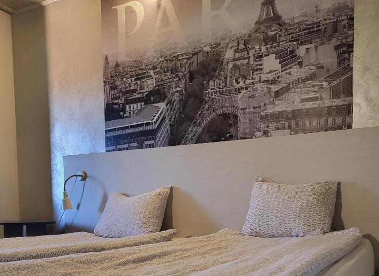 اتاق استاندارد چهار تخته, Roger S