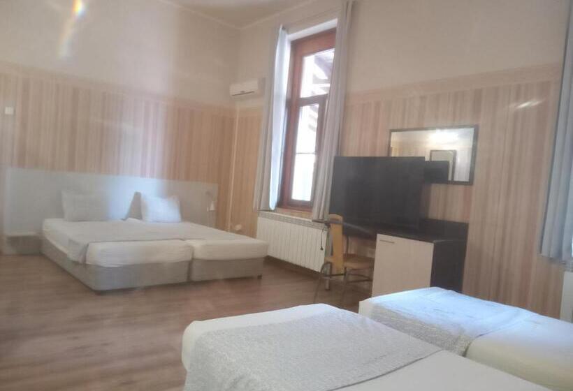 اتاق استاندارد چهار تخته, Roger S