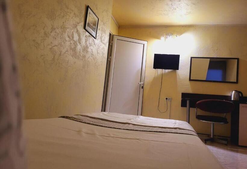 اتاق خانوادگی, Roger S