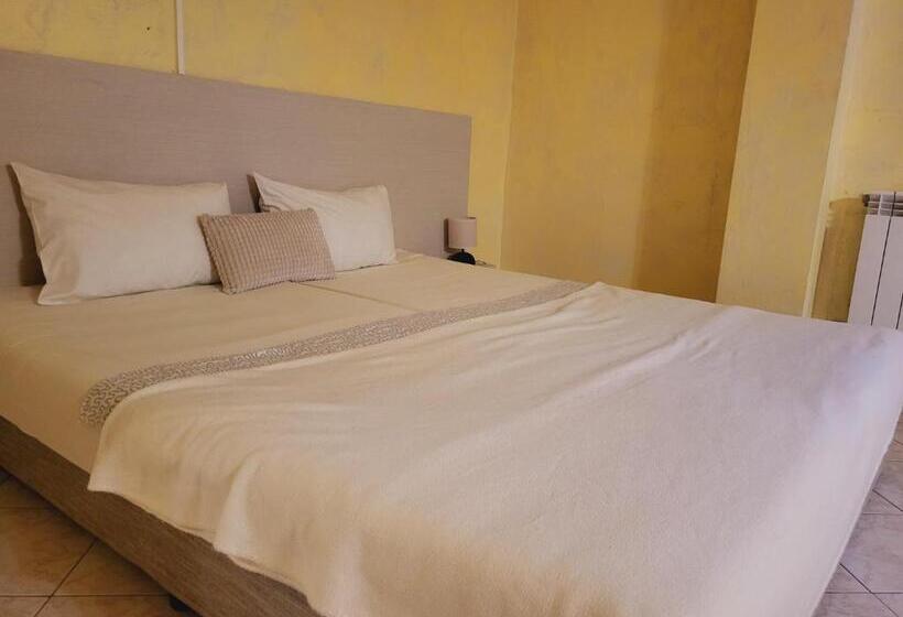 اتاق خانوادگی, Roger S