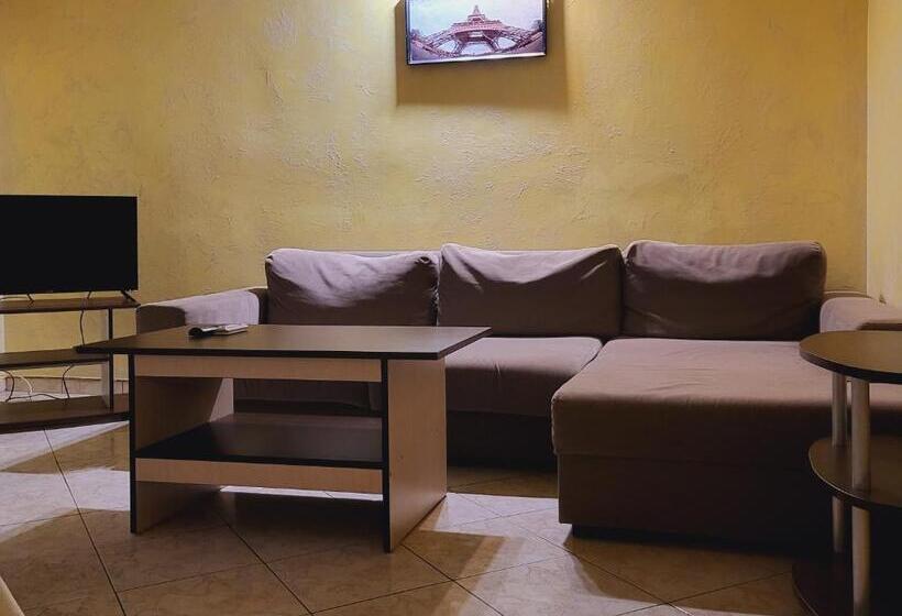 اتاق خانوادگی, Roger S