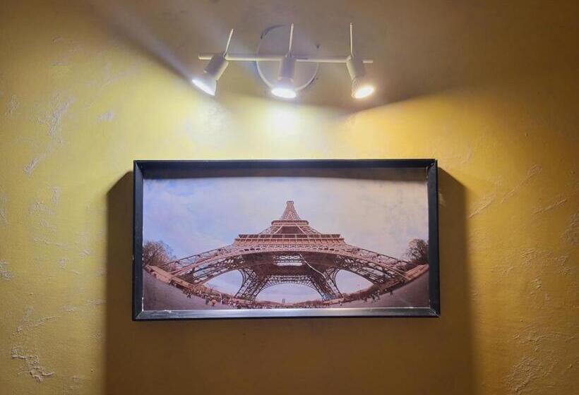 اتاق خانوادگی, Roger S