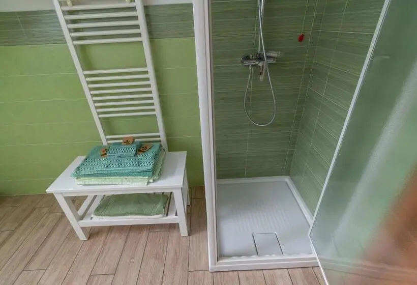 Standard Neljän Hengen Huone Puutarhanäkymä, B&b Alla Roggetta