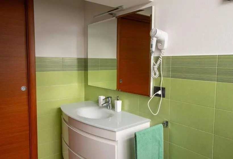 Standard Neljän Hengen Huone Puutarhanäkymä, B&b Alla Roggetta