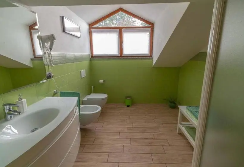 Standard Neljän Hengen Huone Puutarhanäkymä, B&b Alla Roggetta