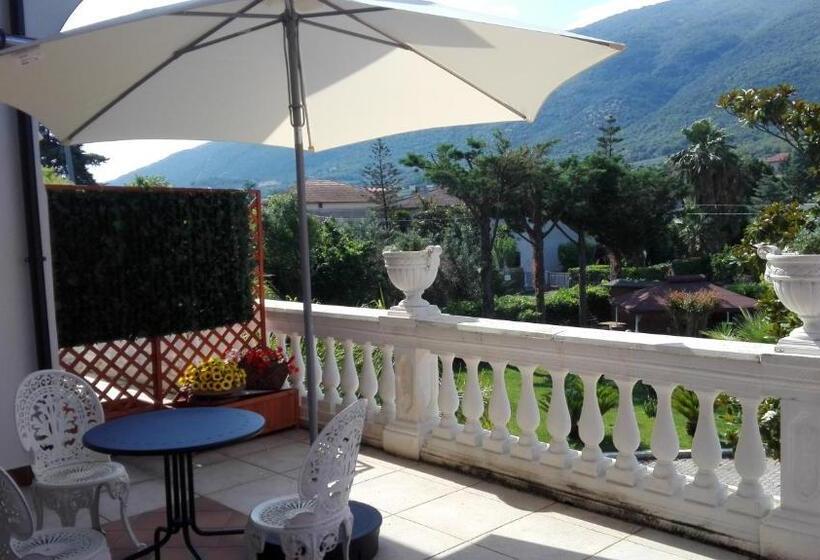 Трехместный Номер Стандарт с Балконом, B&b Villa Di Bartolomeo