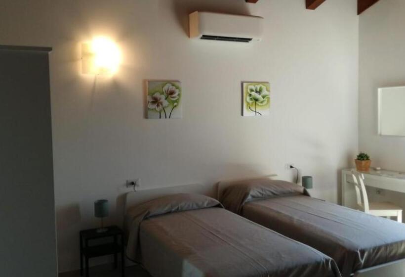 Трехместный Номер Стандарт с Балконом, B&b Villa Di Bartolomeo