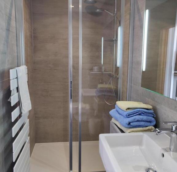 غرفة قياسية مطلّة علي حمام السباحة, La Luberonne