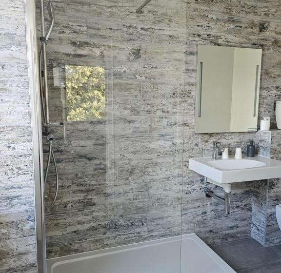 غرفة قياسية, La Luberonne