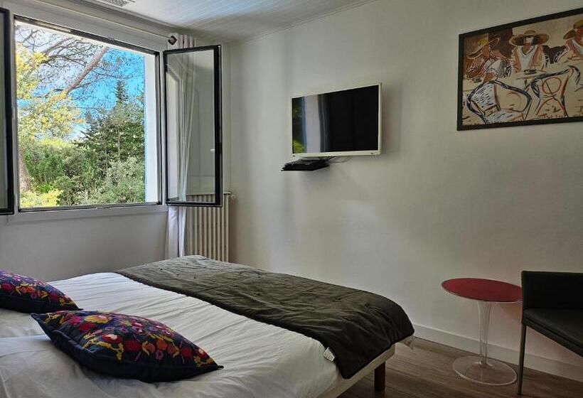 غرفة قياسية, La Luberonne