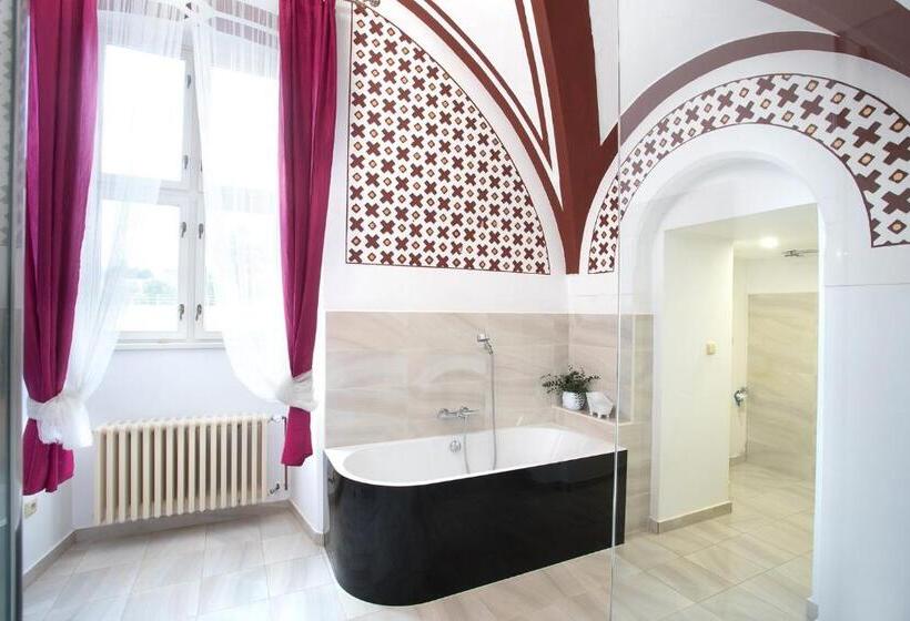 סוויטה, Zámek Světlá Nad Sázavou