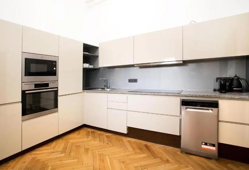 スイート, Zámek Světlá Nad Sázavou