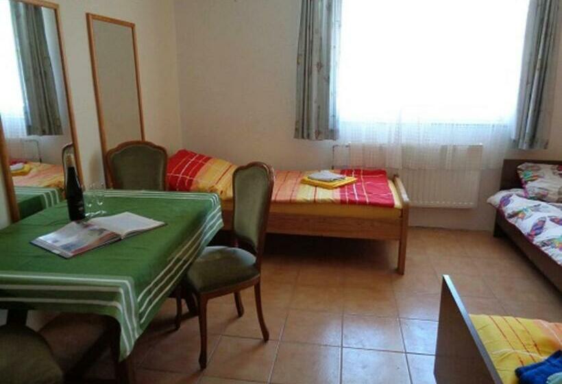 اتاق استاندارد سه تخته با سرویس بهداشتی مشترک, Gasthaus Helena