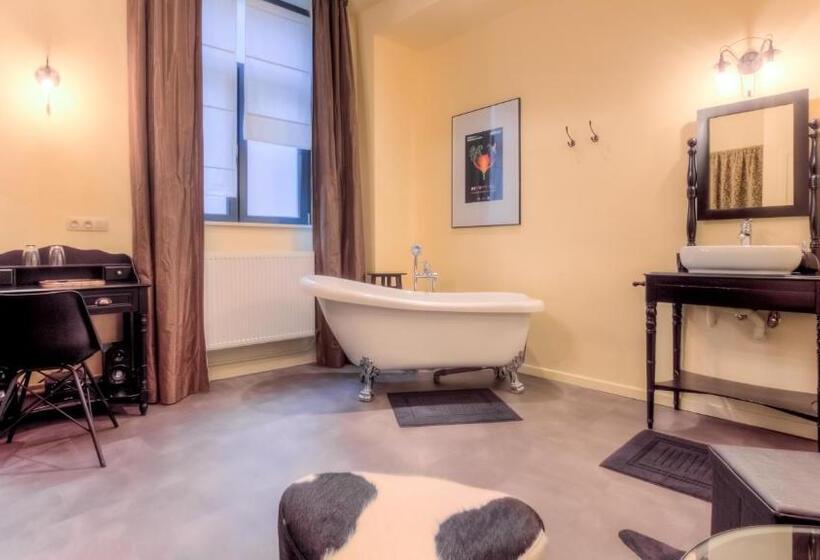 חדר סופריור עם מיטת קינג, Mons Dragon House