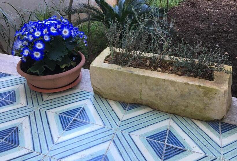 חדר סטנדרט לארבעה, B&b Cafe  Fausu