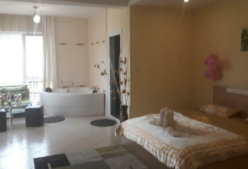 غرفة ديلوكس ثلاثية, Safi