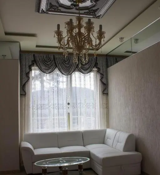 Monolocale Deluxe, Safi