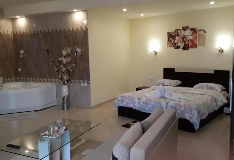 Monolocale Deluxe, Safi