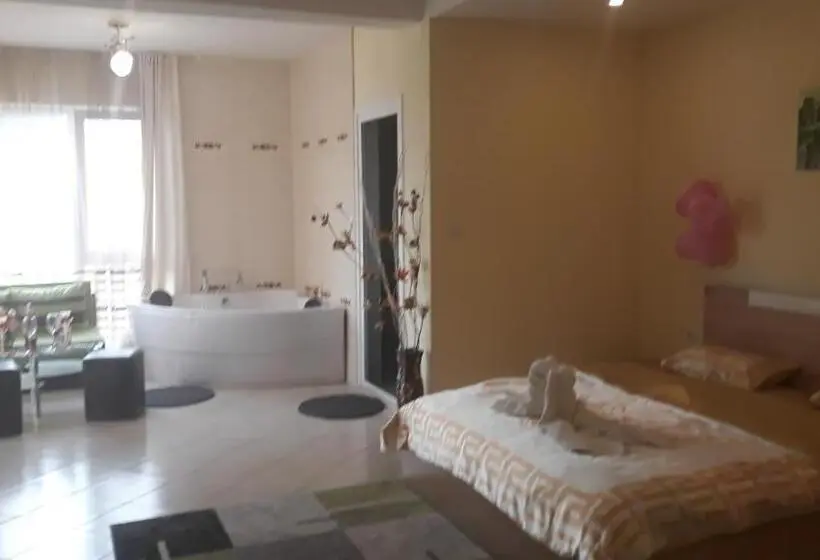 Monolocale Deluxe, Safi