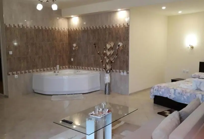 Monolocale Deluxe, Safi